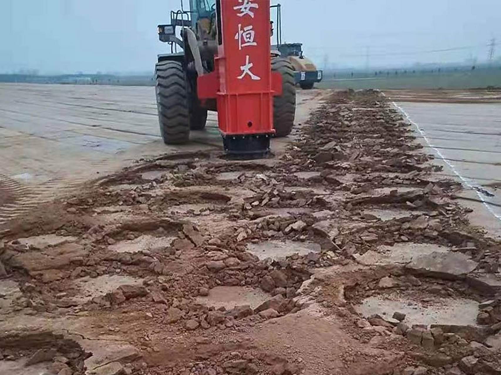 液压夯实机使用快速冲击压实工艺夯实地基不仅仅是快速提高地基承载力