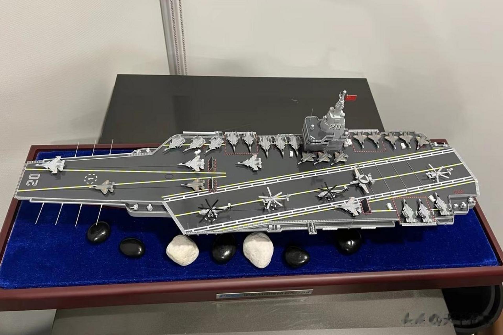 又见20号航母模型,这个角度可以清楚地看到该航母配备了3条电磁弹射 3