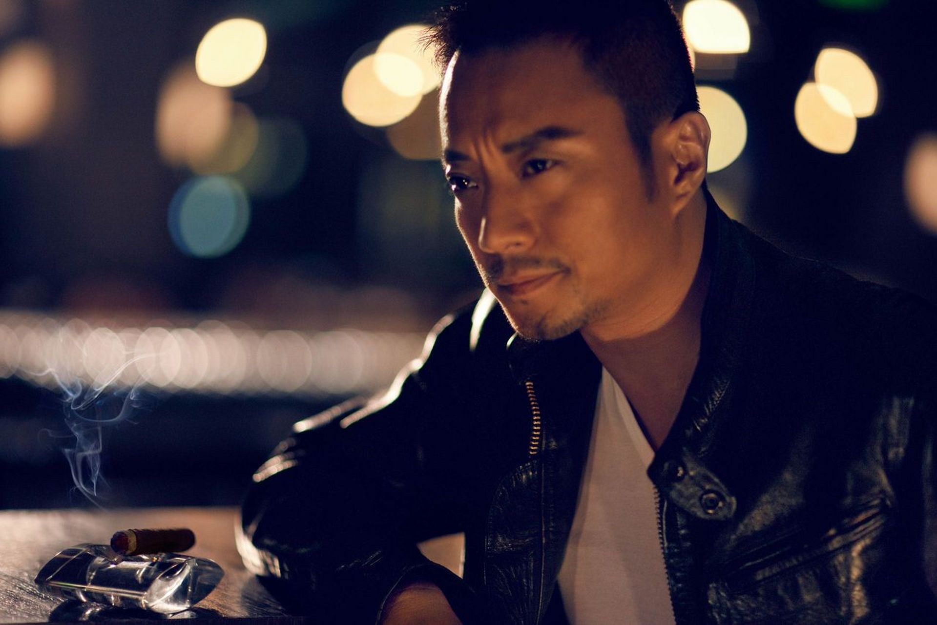 演员张涵予说,演湄公河那个电影,我从高处摔下来,伤到腰了,躺了三天