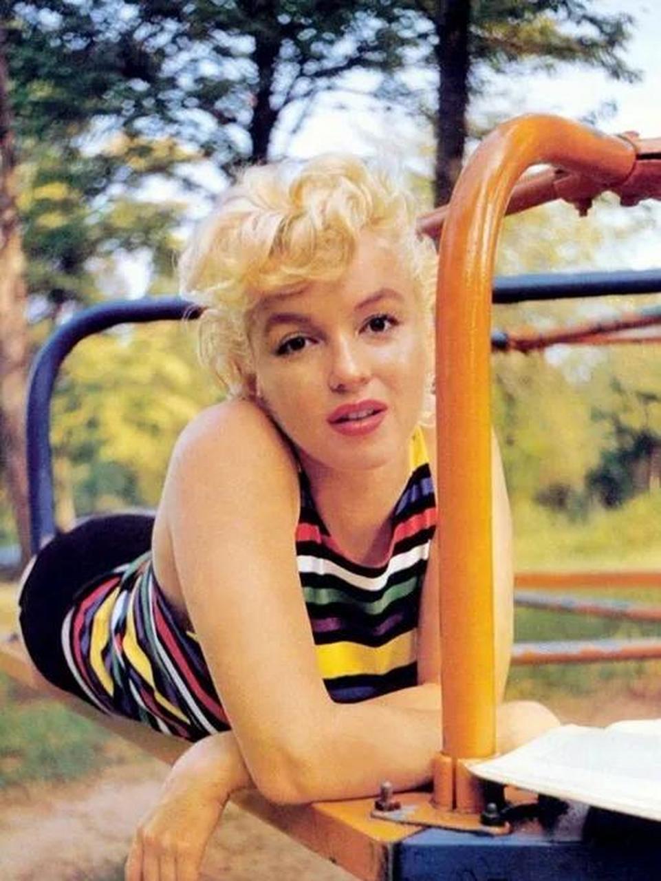 百家号星火计划# 玛丽莲梦露穿豹纹泳装匍匐在枯草丛中神似猎豹照片