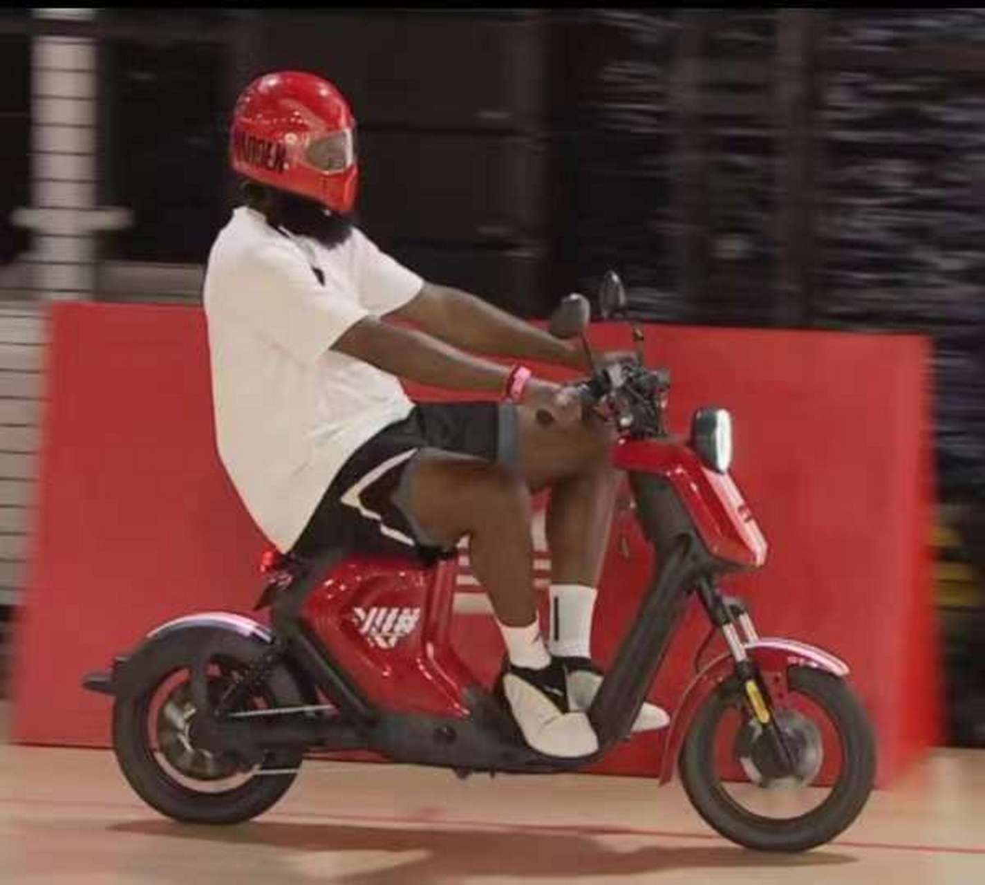 而这次,哈登再次来到外滩骑上电动,已经带上了头盔