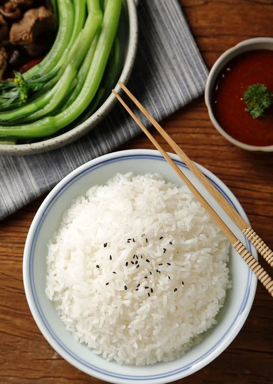 中国菜看似丰富多样,但实际上如果只吃米饭不吃菜根本就难吃,所以