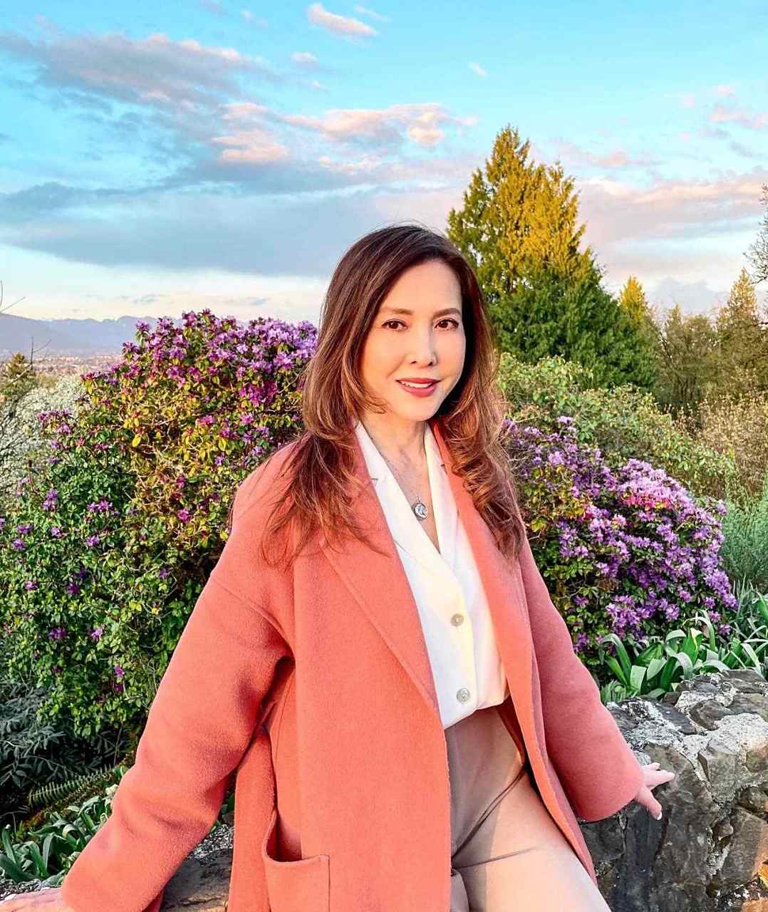 香港著名女演员李婉华的生活照,她今年已经53岁还是很有气质