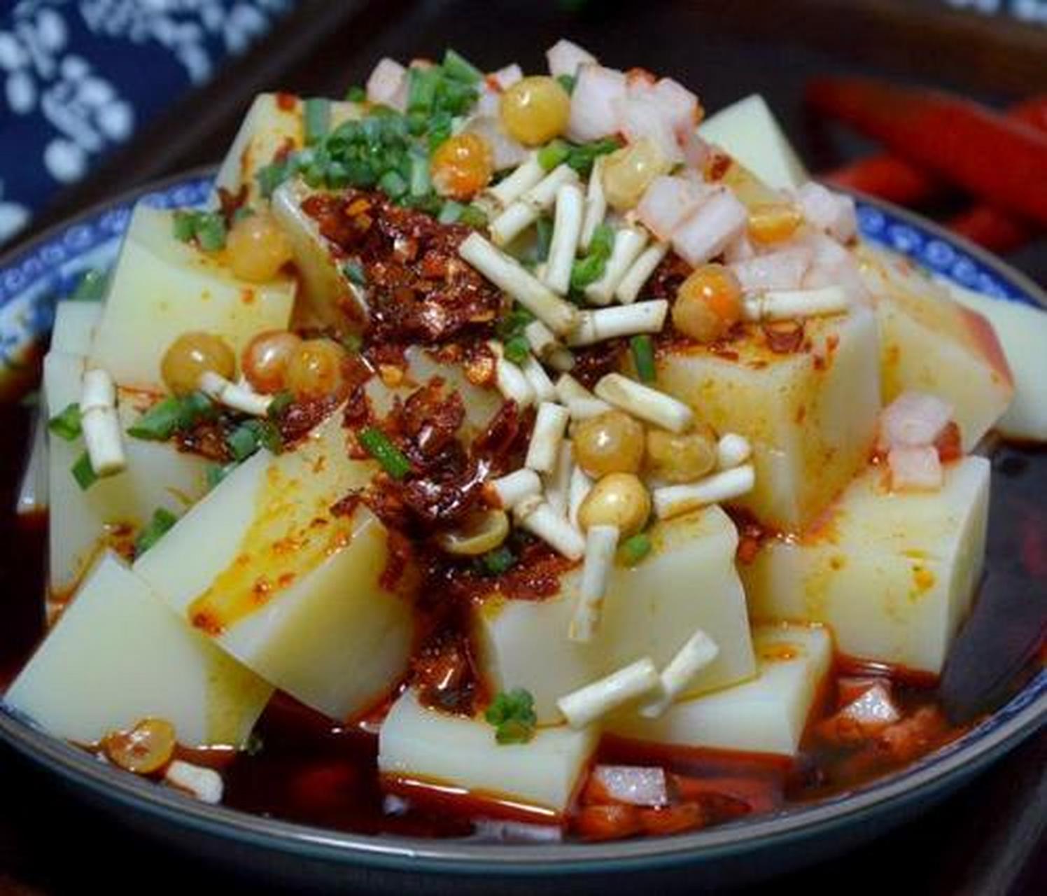 米豆腐,湘西人都喜爱的一种,每每夏天,吃上一碗清香,软滑细腻的米豆腐