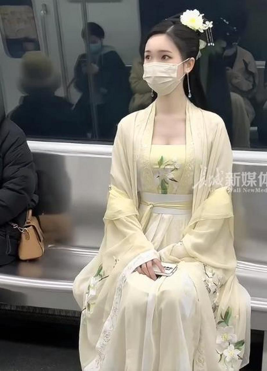 女子穿汉服坐地铁,像个飘逸的仙女,网友:还是汉服好看,没得挑!
