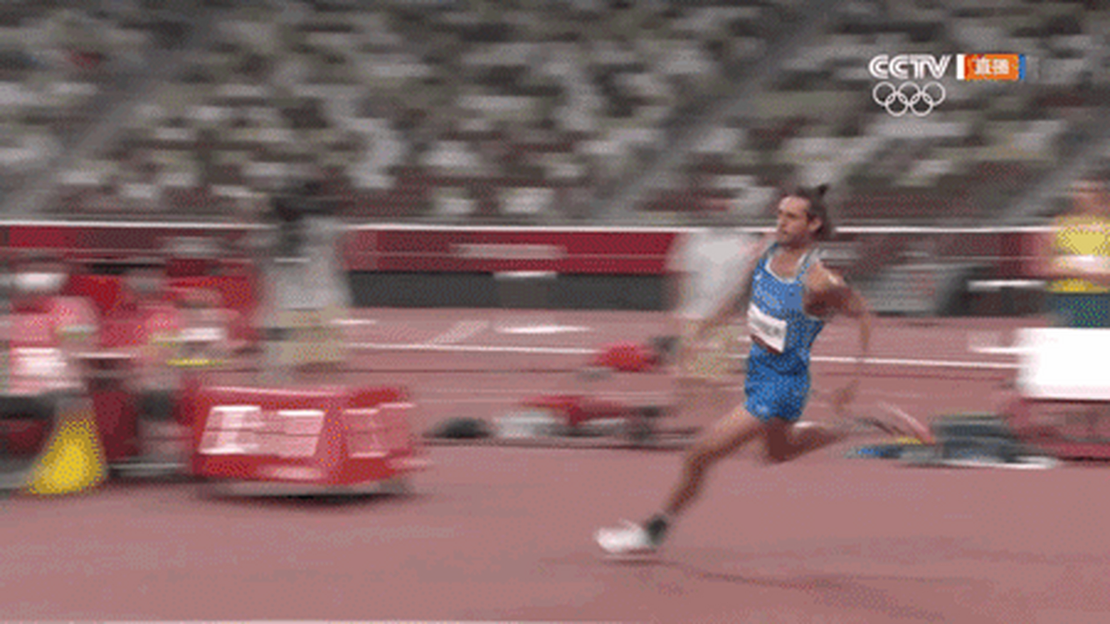 东京奥运会男子跳高预算,一名选手在跳高成功之后,来了一个后仰掏投