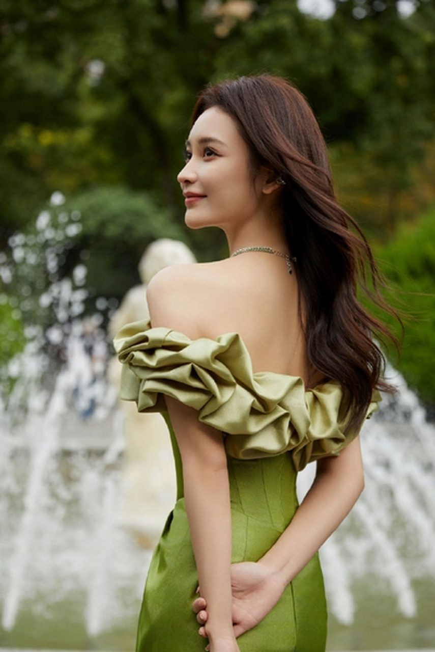 近日,王一菲在上海时装周上成为全场焦点!