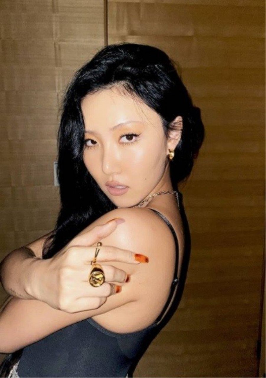 mamamoo 华莎 ins 更新:黑色吊带服装 充满挑衅的强烈眼神,一个眼神