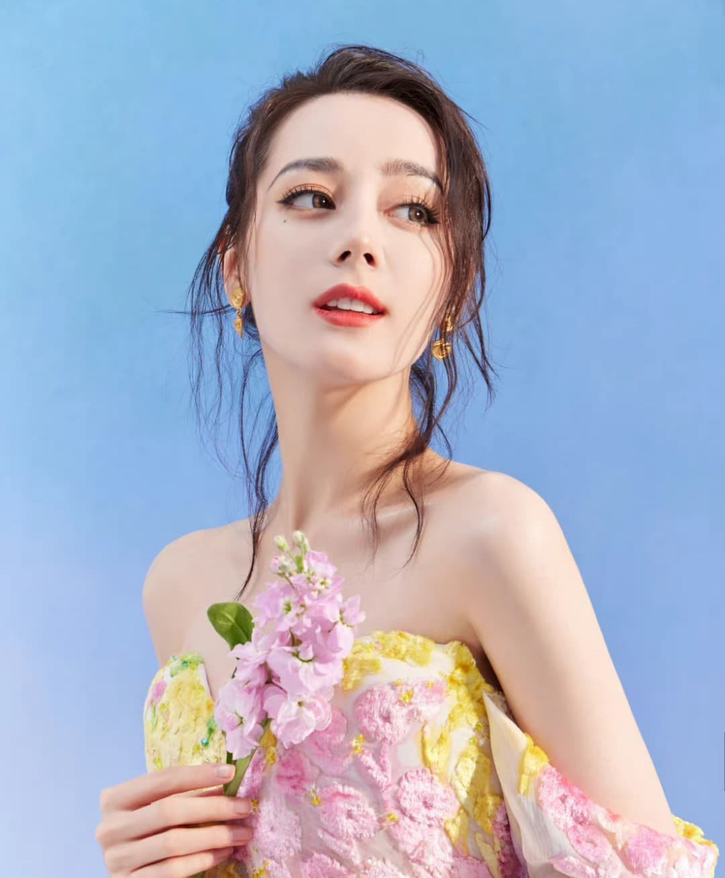 一袭五彩抹胸花裙,宛如花仙子美不可挡的迪丽热巴#迪丽热巴