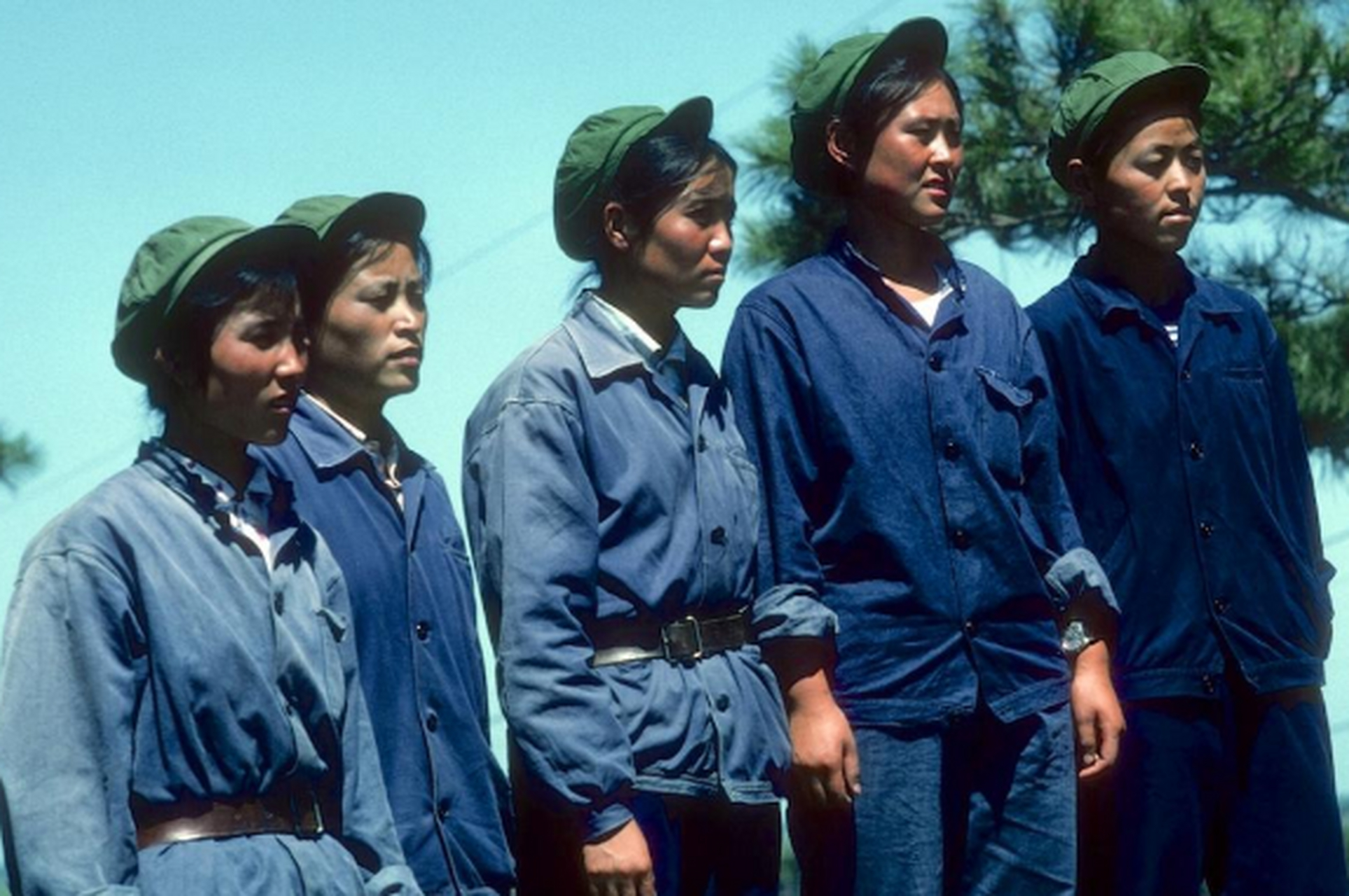 六十年代的工人老大哥,与现在的工人小兄弟相比,真是气势和劲头儿大不