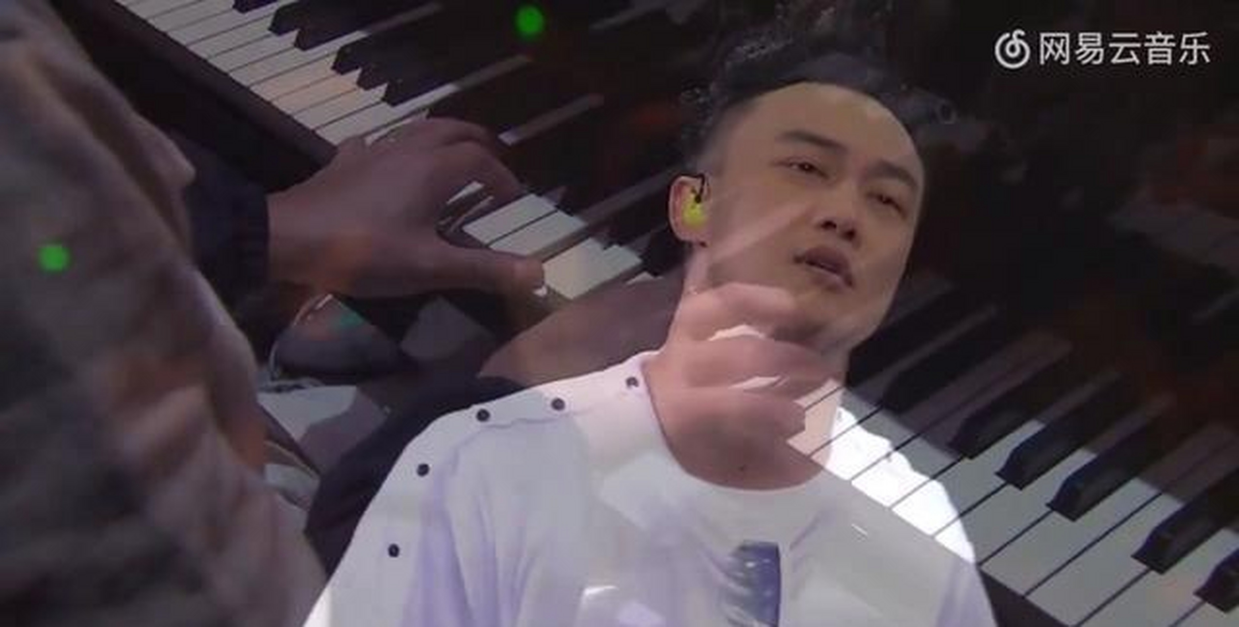 《四季》是由小克作词,周国贤作曲,陈奕迅演唱的一首粤语歌曲,发行于