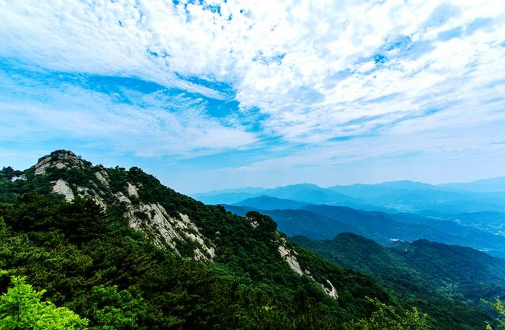 鸡公山,是河南省信阳市的一座风景名胜,也是中国四大避暑胜地之一.