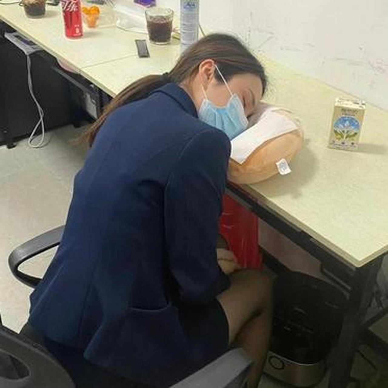 女同事在老板办公室待了一个多小时,回来就一直睡,怎么了?