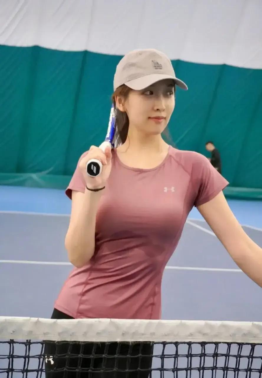 这太让人意外了吧,没想到身穿运动服的张梓桐这么美,和女主播的风格