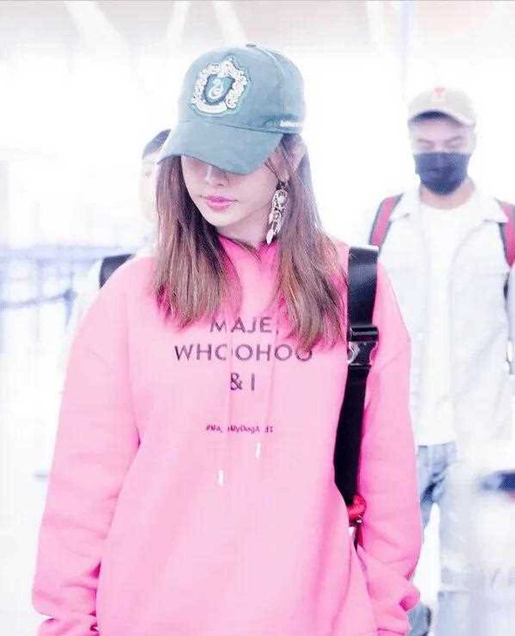 蔡依林绿色棒球帽粉红卫衣破洞牛仔裤,新颖时尚.