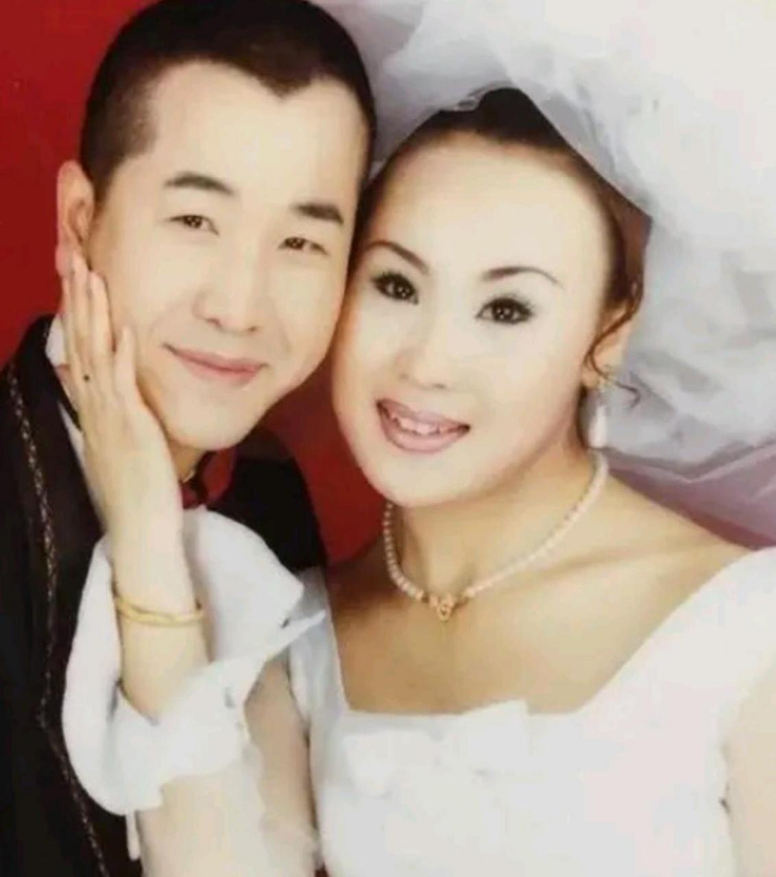 王小利和温美玲结婚的第七年,他看着舞台上的李琳,想了许久决定打电话