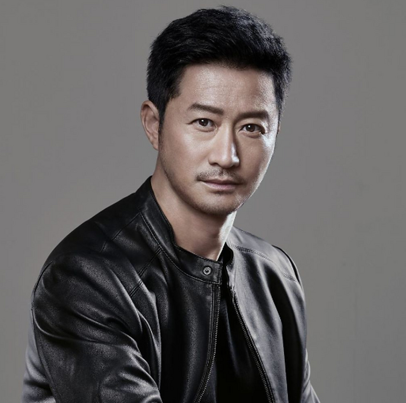 吴京一九七四年生于北京,祖上是正白旗人