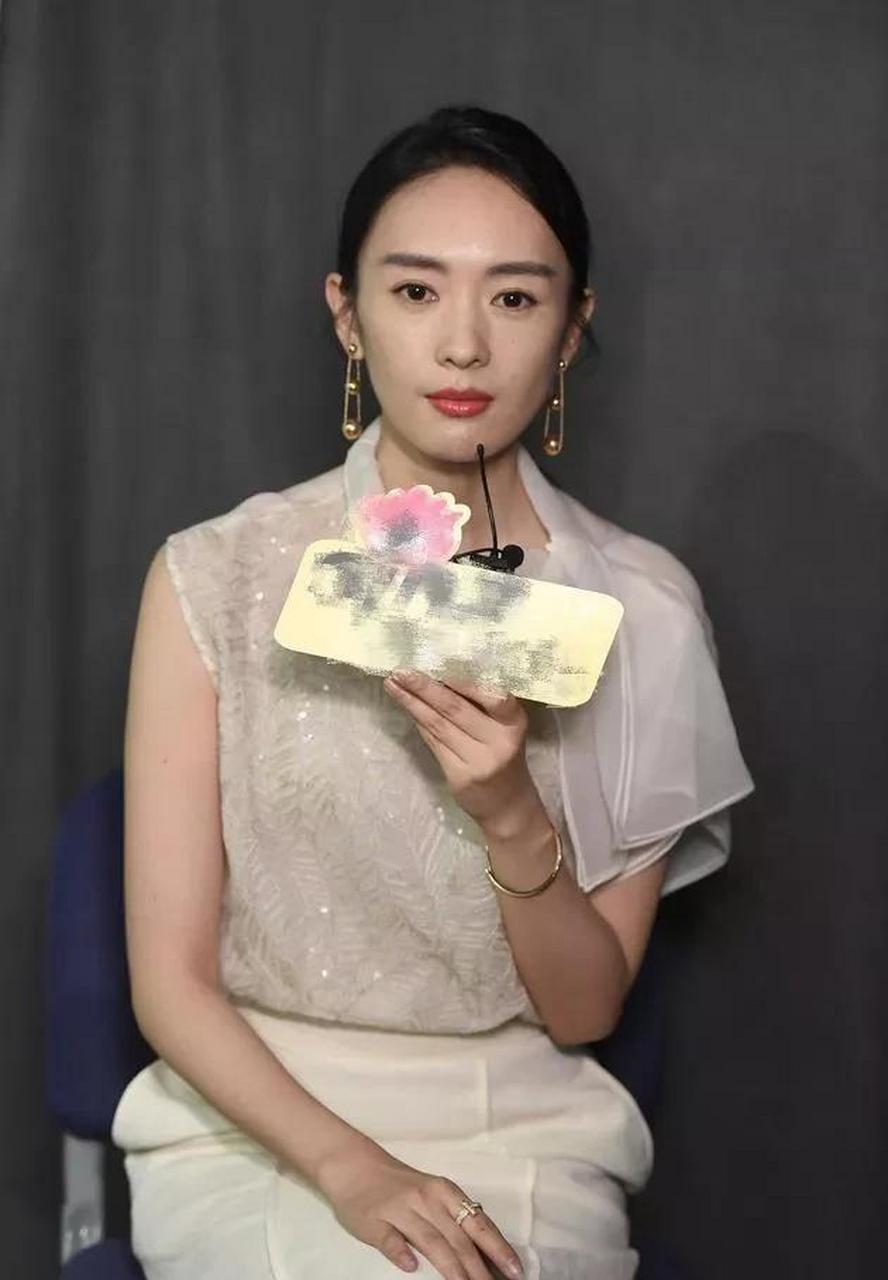 gif创作人# 35岁童谣素颜照曝光,从侧面看脸太瘦了,脸型有棱有角