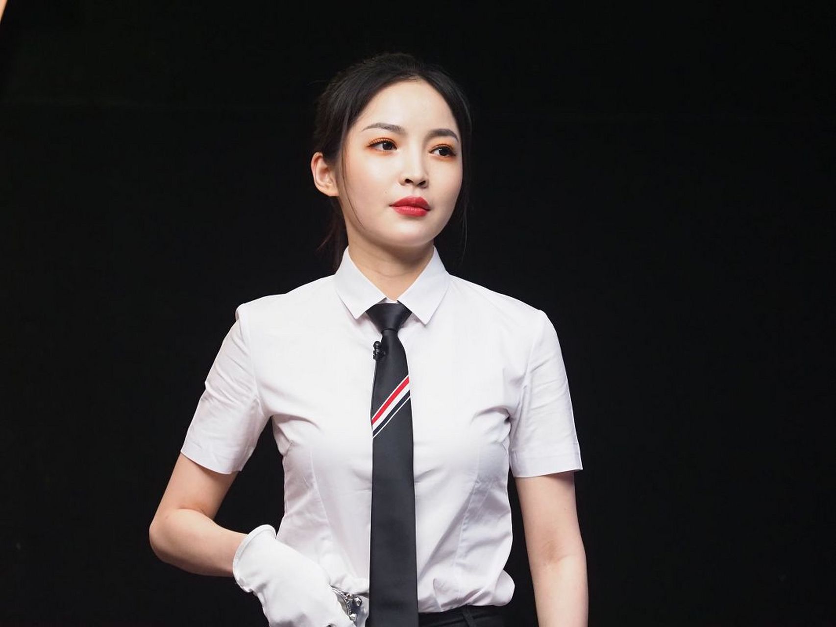 王钟瑶是一名"90后",曾经在赛场上凭借一张侧颜照红遍网络,在最顶峰