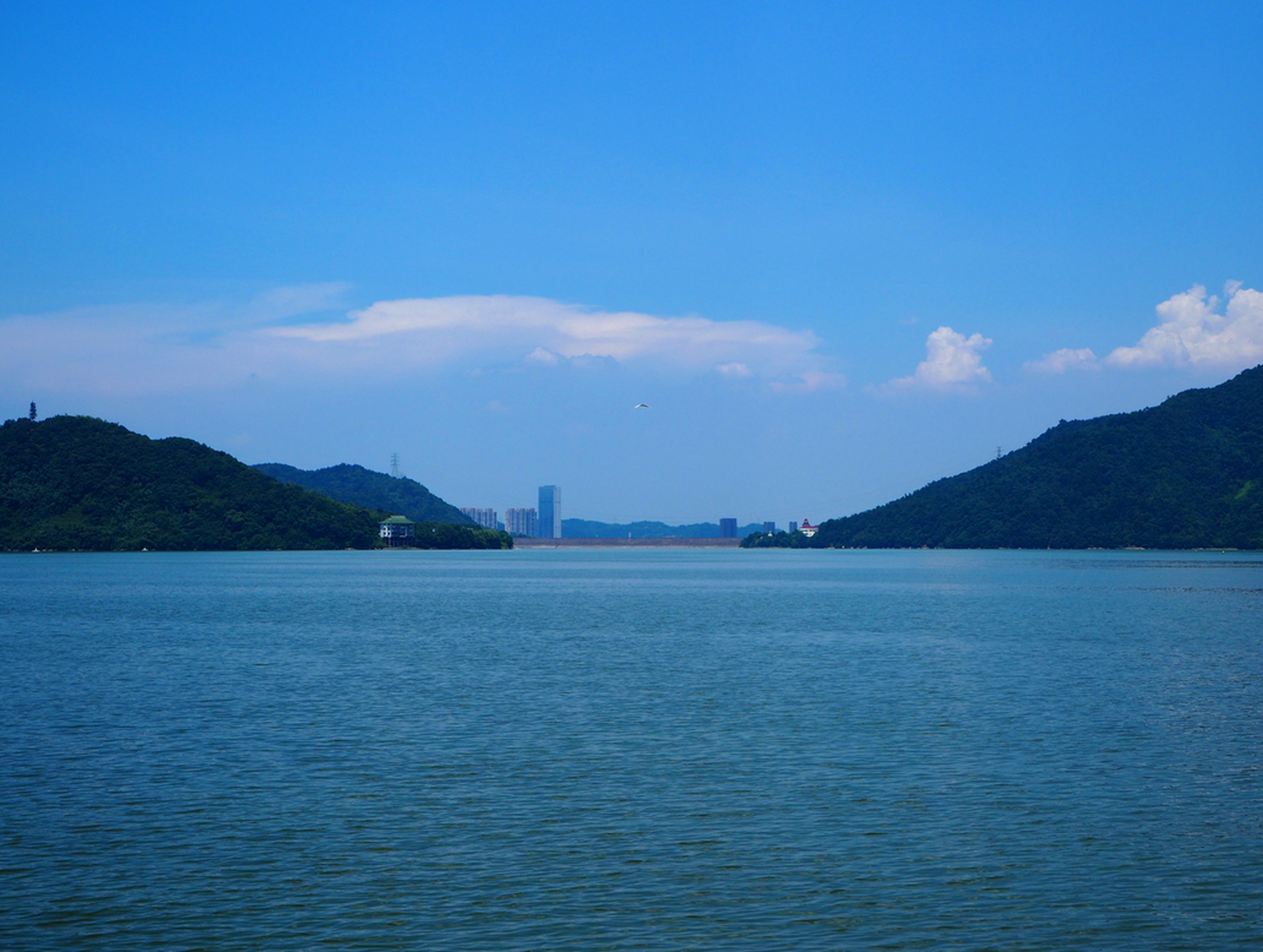 位于吉林省北山区,距白山市区仅2公里的青山湖风景区是国家3a级风景区