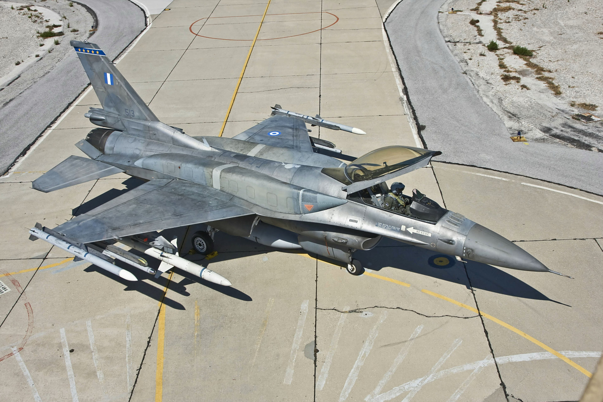 希腊空军装备的f-16d block52战斗机,有一说一,这样角度的照片拍得真