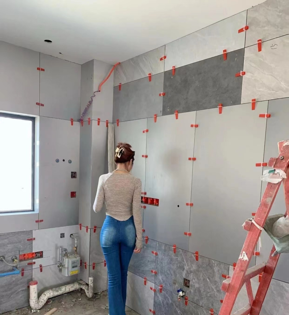 这女师傅的贴瓷砖手艺还不错.