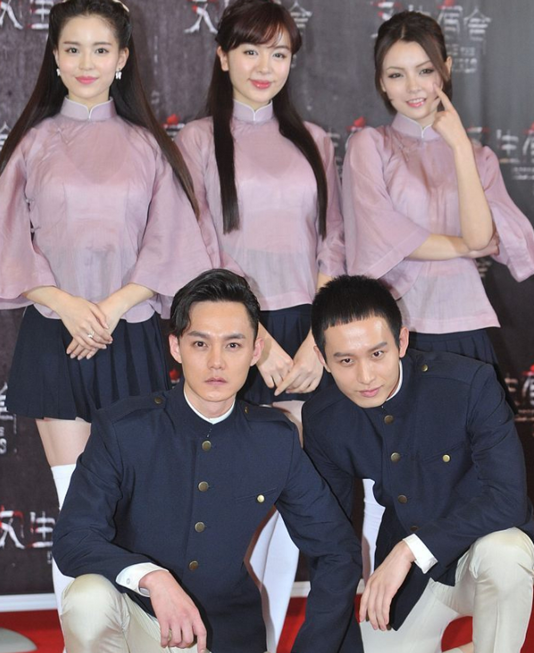 成毅和尹正的早期生图,你说谁赢了