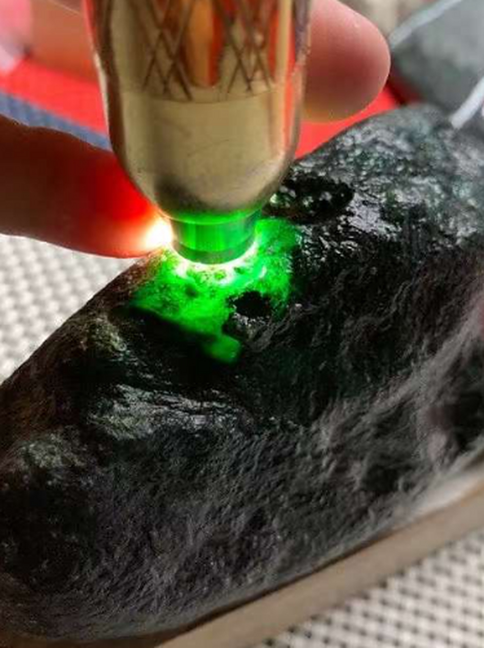 点击头像看直播##翡翠原石#莫西沙黑乌沙料,皮壳老,场口正,翻沙细腻