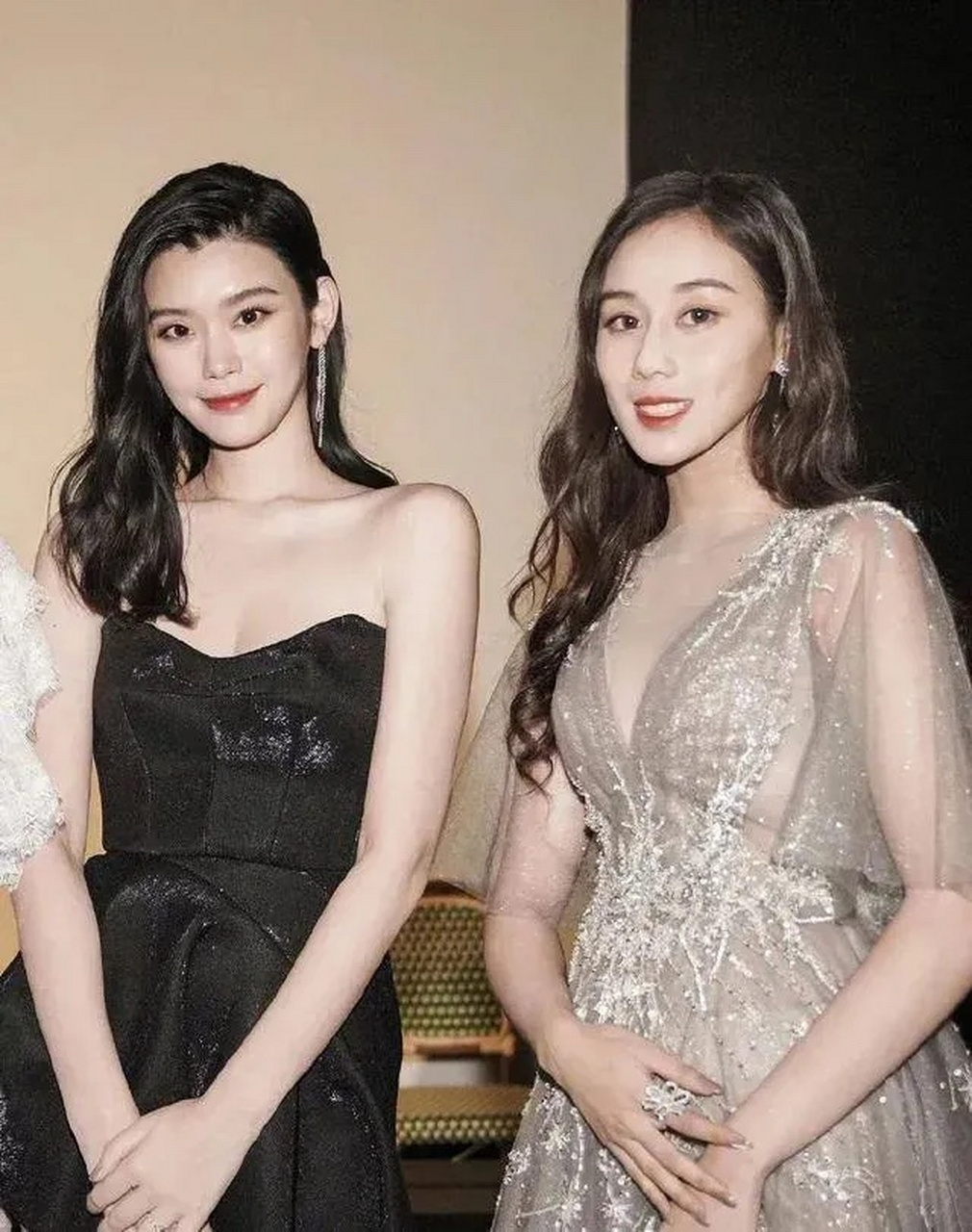 何超欣是赌王78岁时和四太梁安琪所生,自打出生就深受赌王宠爱,赌王常