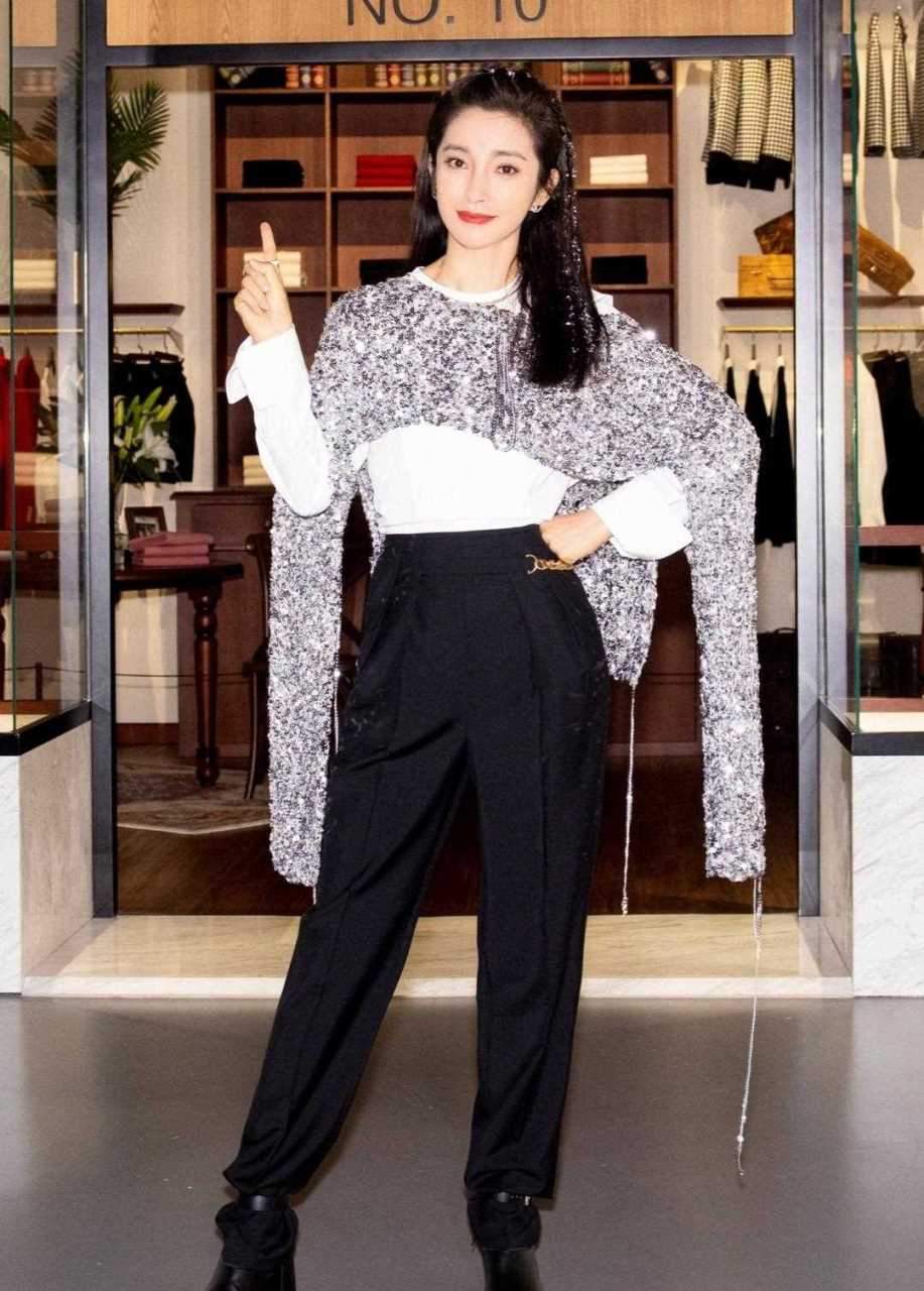 李冰冰是真会穿,不规则上衣搭配烟管库知性还很干练,气质真高级