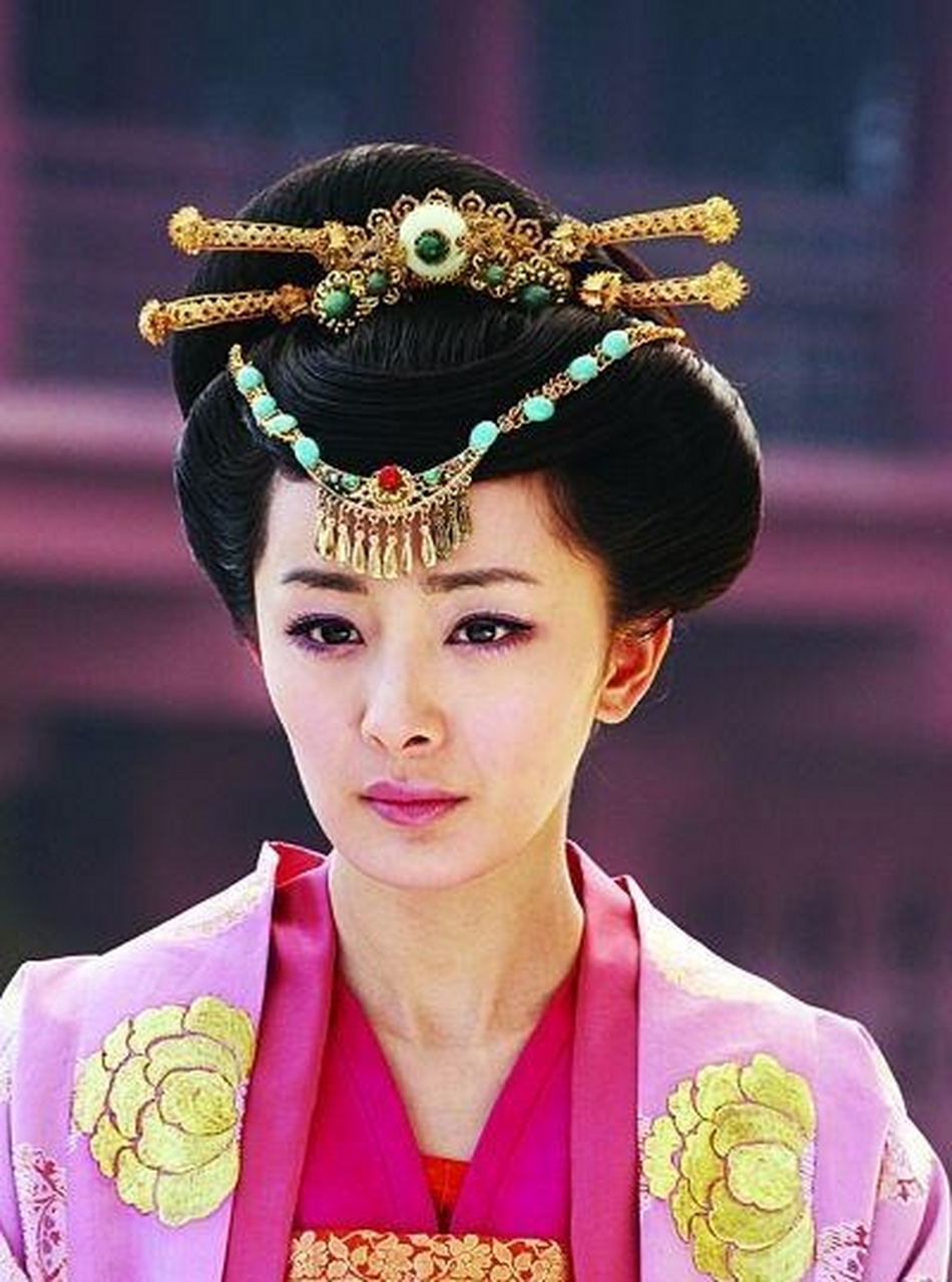 杨幂在2011年播出的电视剧《唐宫美人天下》中饰演青鸾,她是个女间谍