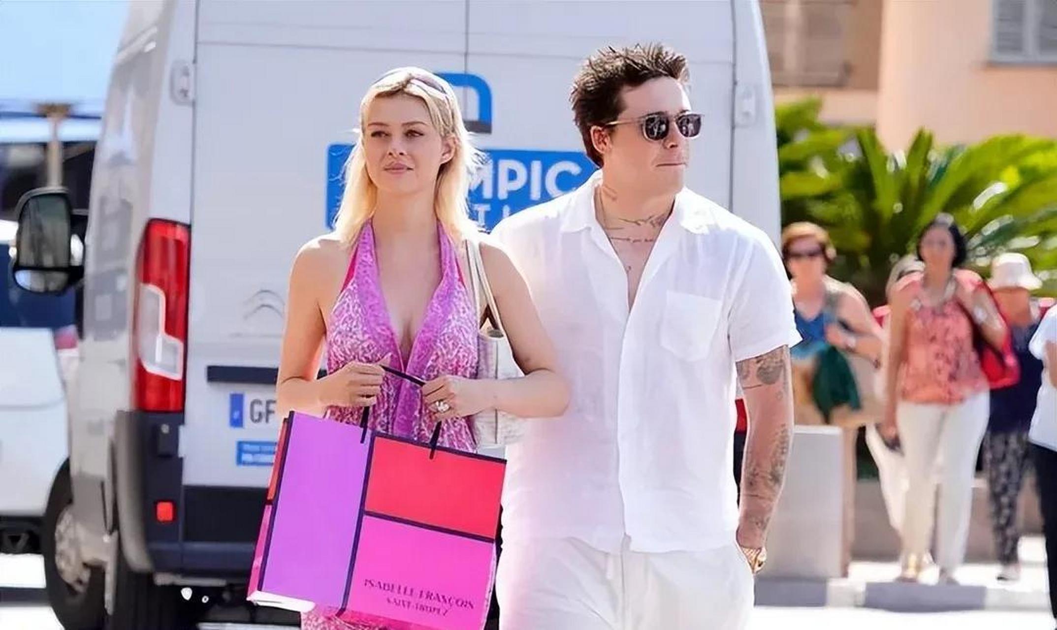 贝克汉姆大儿子婚后发福,和妻子妮可拉·佩尔茨在法国昂蒂布度假