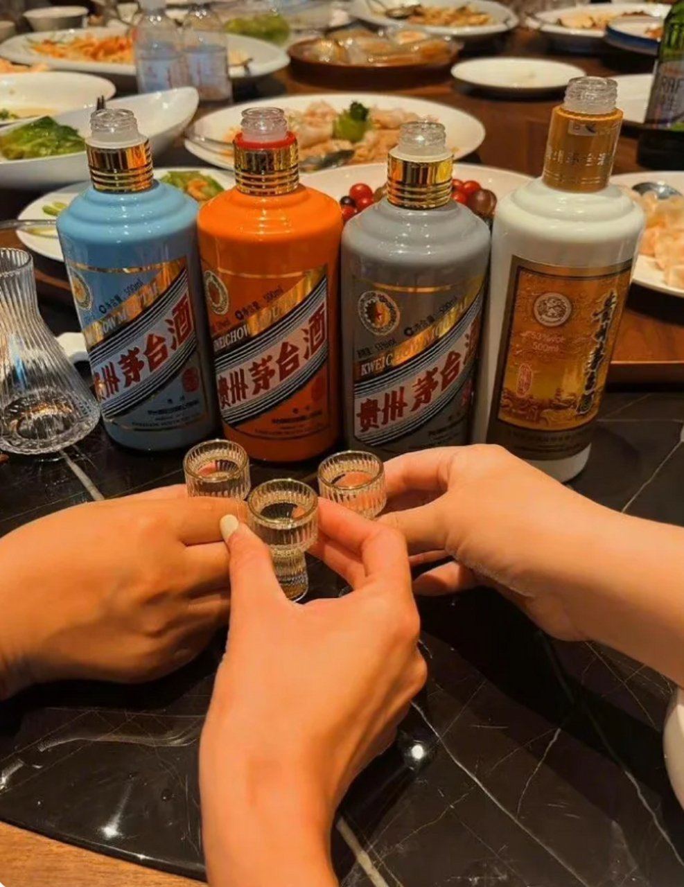 领导们一起喝酒,有两位年纪大的老板说自己血压高喝不了,领导发话年龄