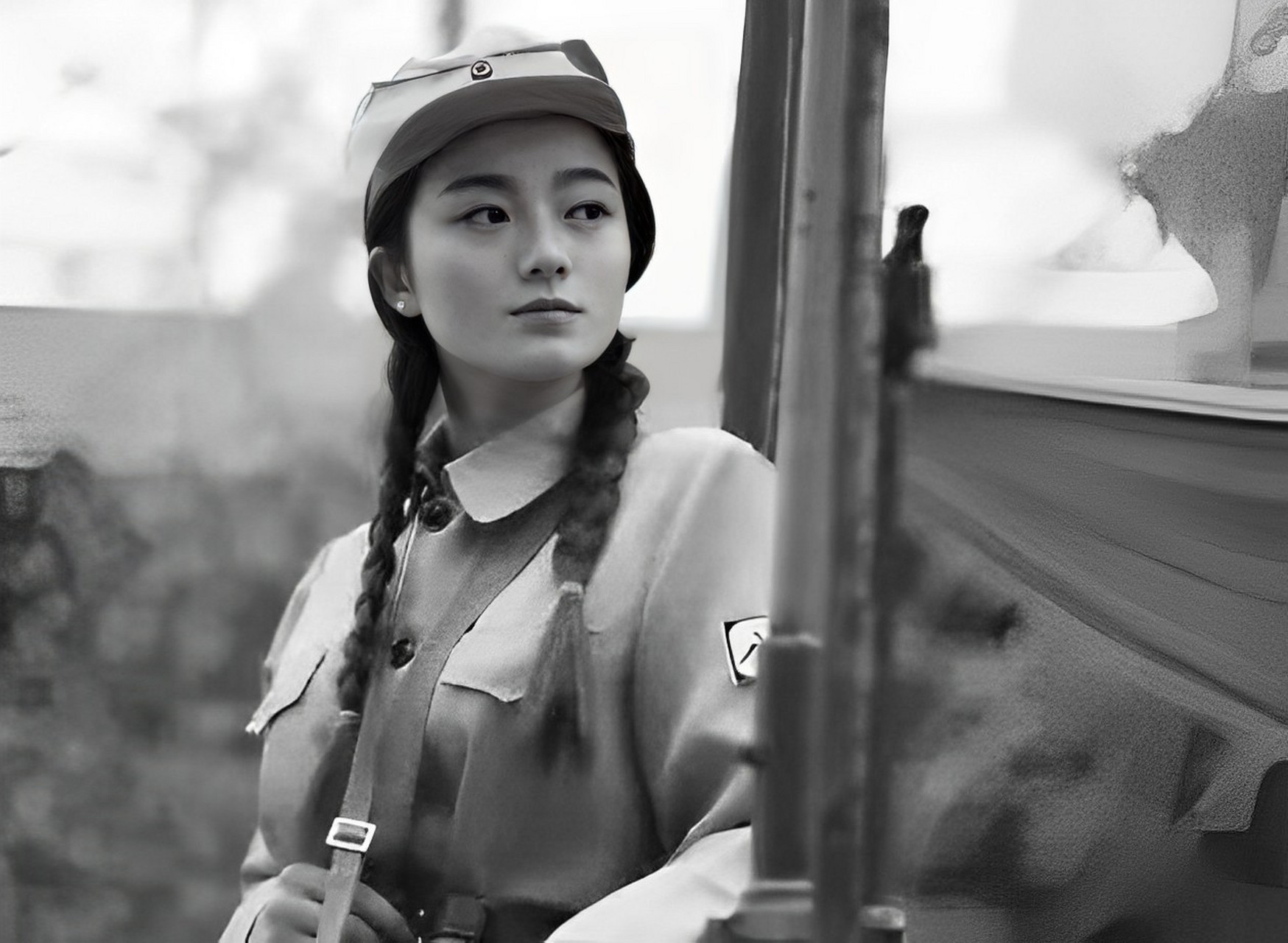 抗日战争时期,女战士王均山正在焚烧文件.一群日军破门而入.