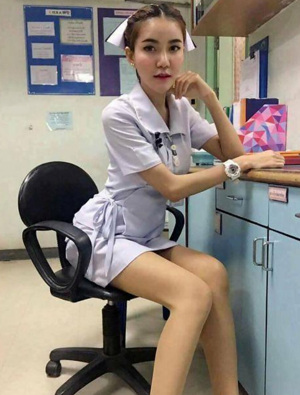 一次,老贾生病去医院打针,来打屁股针的女护士,长的年轻又漂亮,正当老