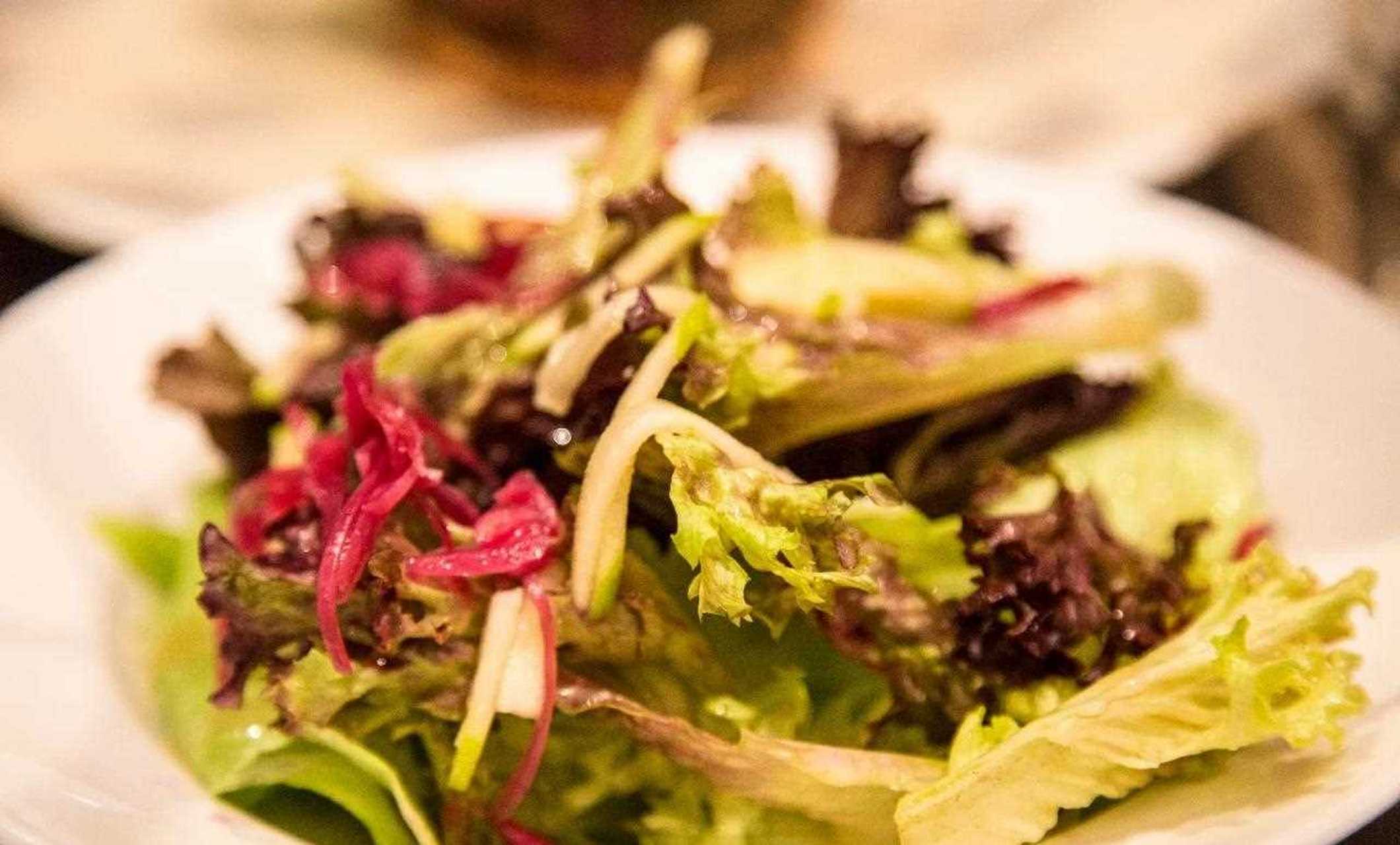 在莫斯科克鲁泡特金地铁站附近有一家深受莫斯科当地年轻人追捧的餐厅