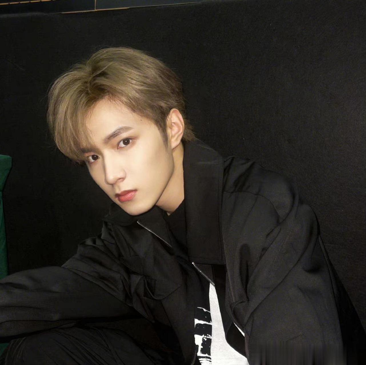 刘耀文六宫格帅照刘耀文晒黑色穿搭六连拍,黑色和小刘的适配度真的是