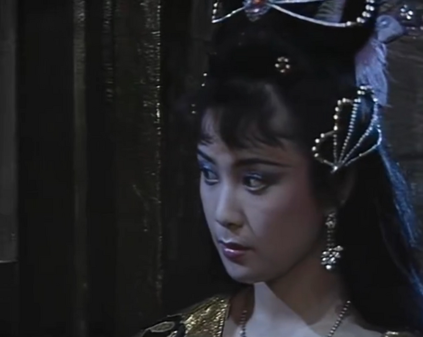 重温《封神榜》的时候发现,傅艺伟版苏妲己的这个镜头,有点神似翁美玲