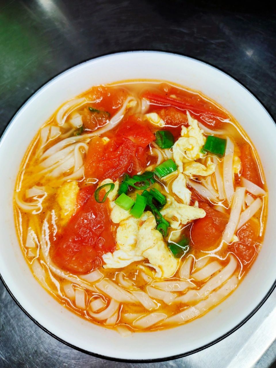 大年初七吃面条,今年就来一碗热乎乎的西红柿鸡蛋炝锅面,酸酸的西红柿