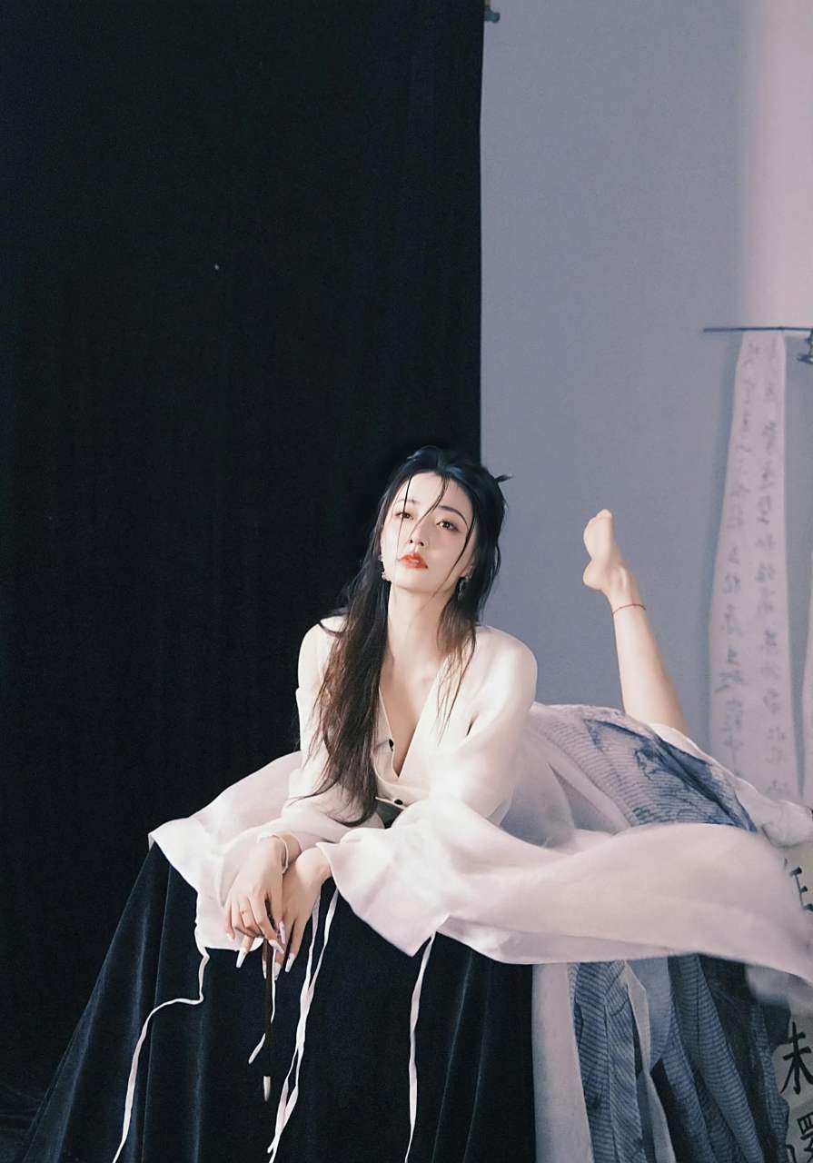 娱乐圈唯一一位拍照喜欢露脚丫的女明星,可惜演技实在是不高,知名度也