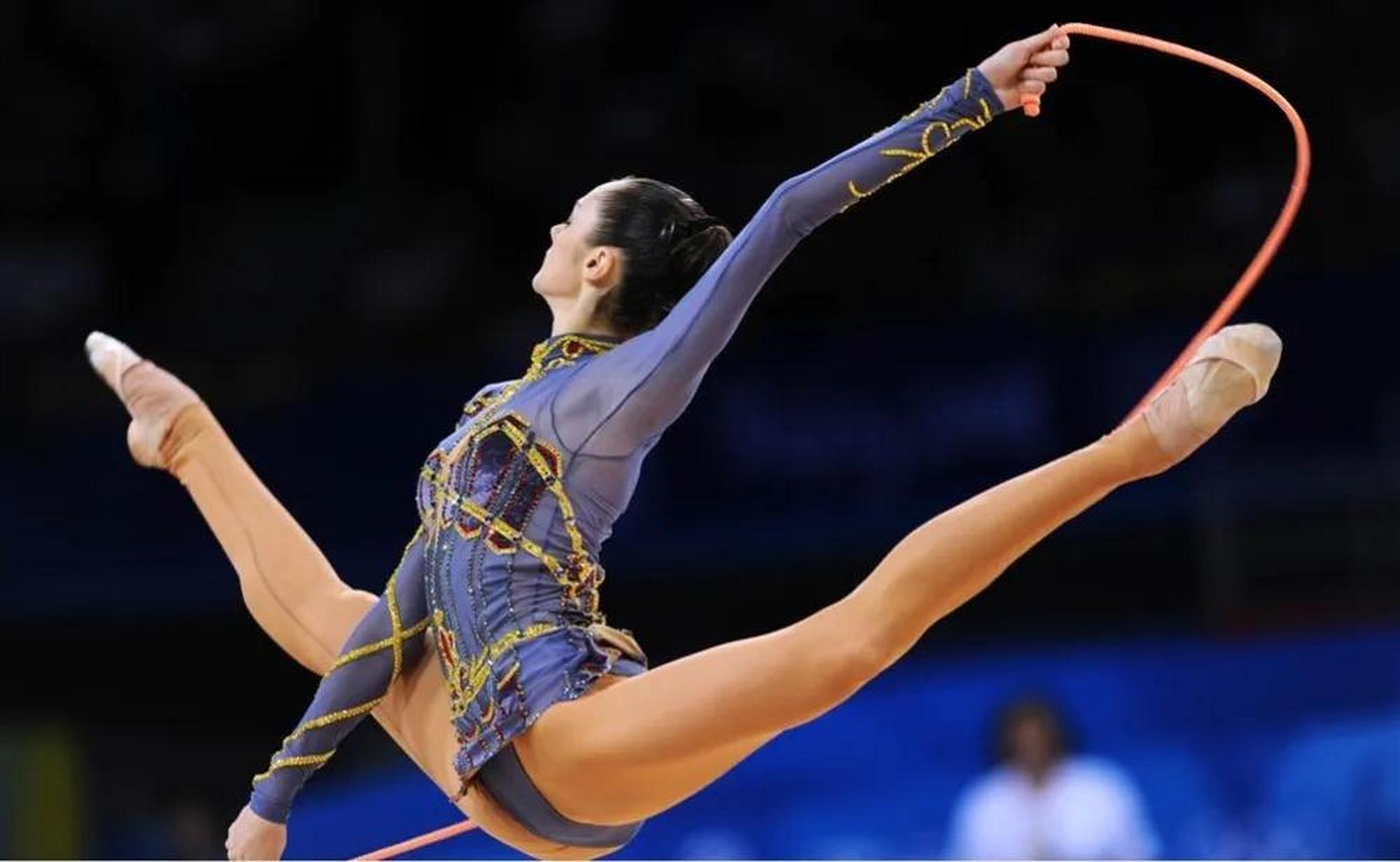 看到一字马美女,是个男的基本都会忍不住想点进去看看,是好奇心在作怪