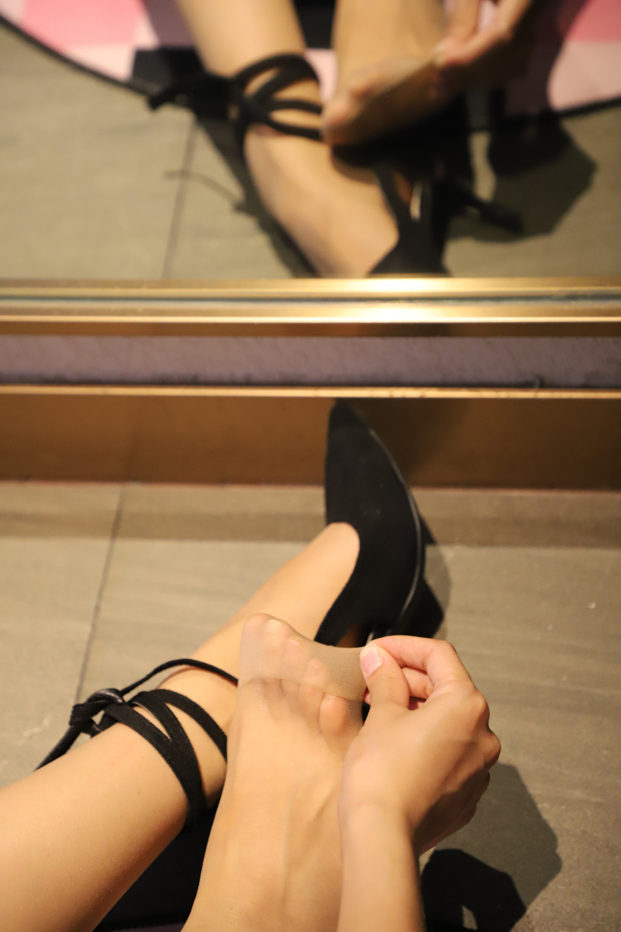 汗脚好烦,穿个丝袜都黏黏糊糊的