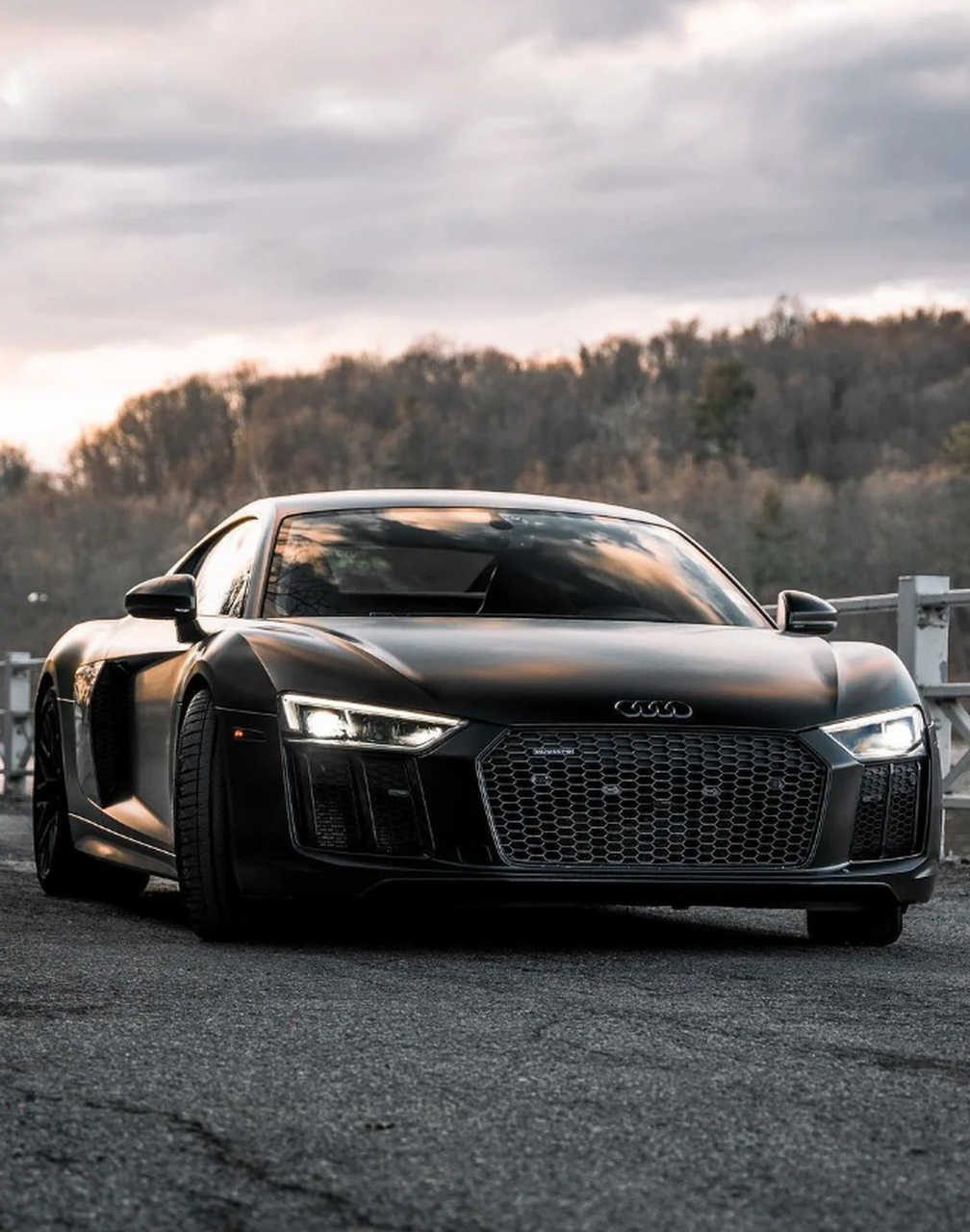 朋友们,今天我要给大家介绍一位新朋友——黑武士奥迪 r8 v10 coupé!