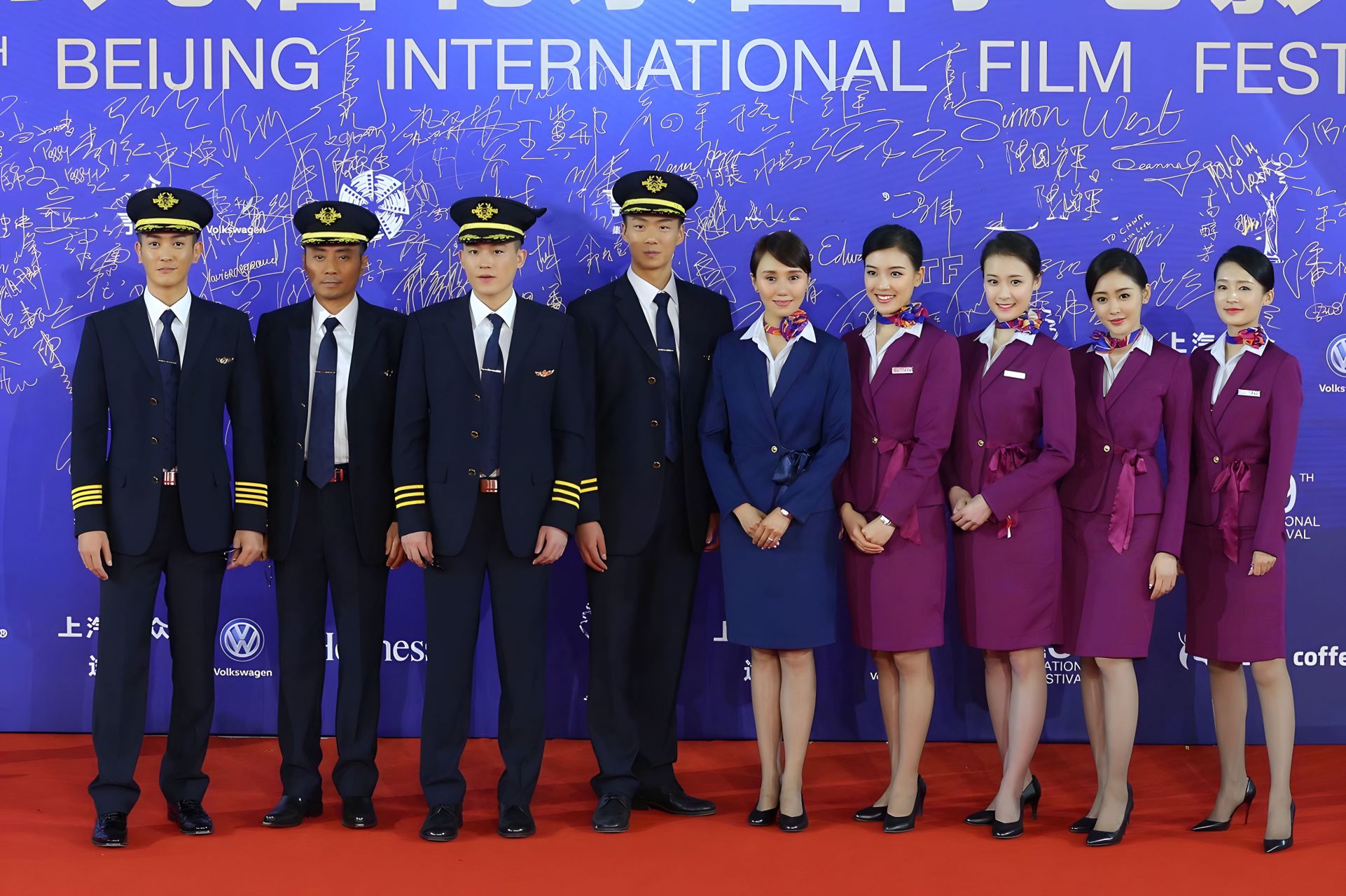 《中国机长》是一部根据真实事件改编的电影,讲述了川航8633航班的