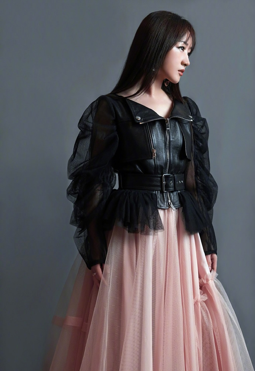 杨玉清穿黑色薄纱上衣配粉红纱裙,甜美优雅 杨钰莹这状态真不错,她晒