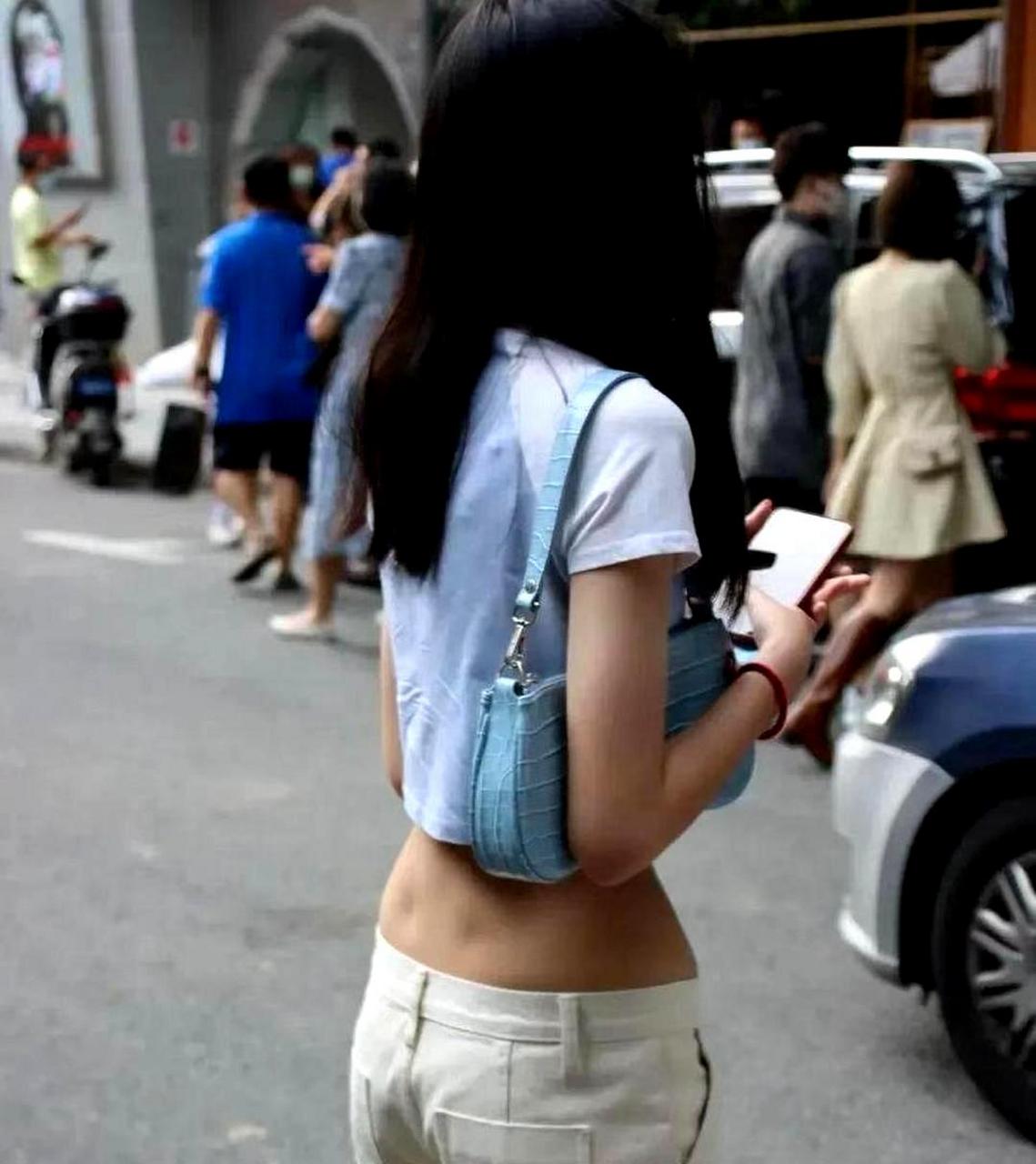 据传说,只有身材非常好的女孩才会有腰部凹陷.