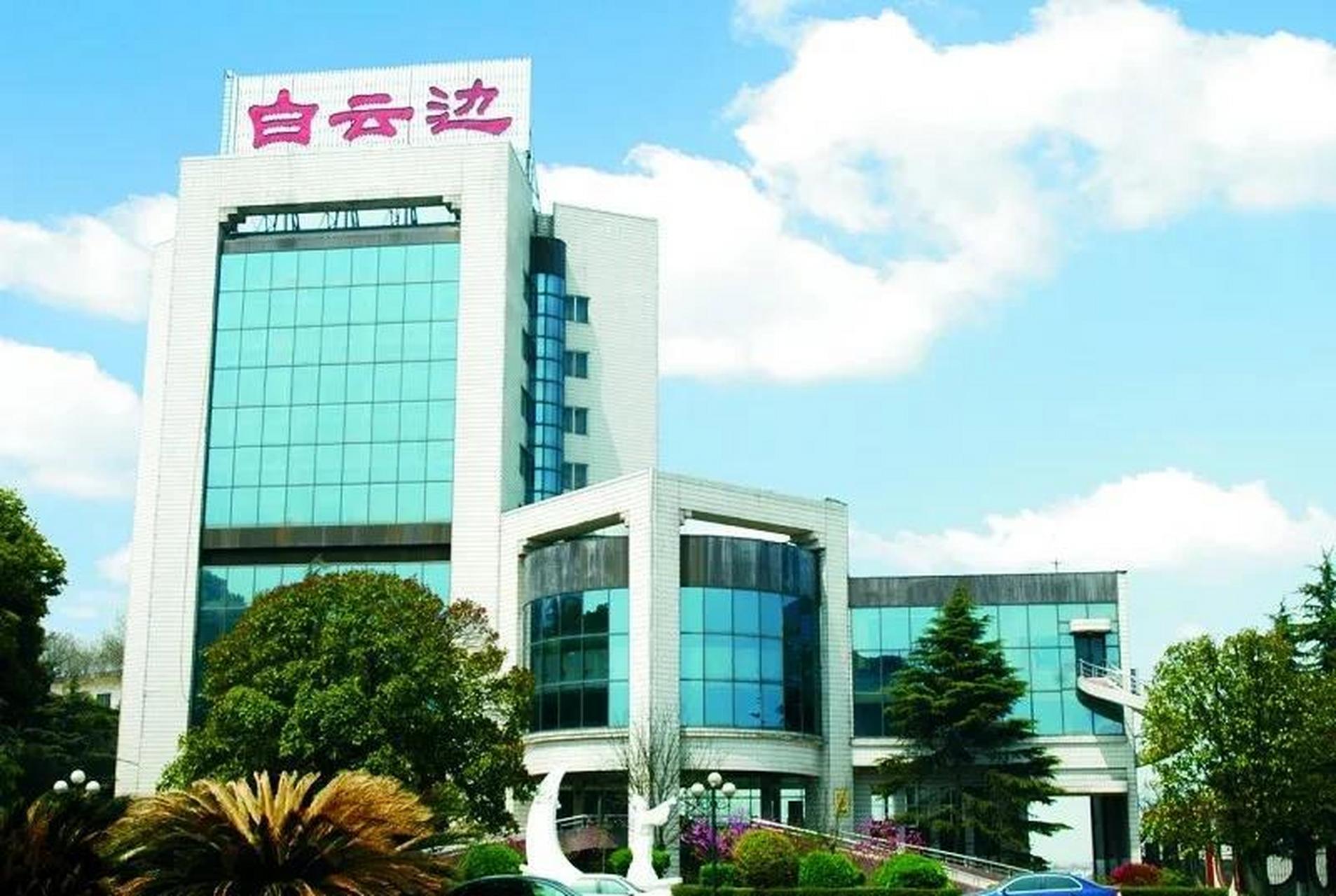 湖北荆州松滋有一种叫白云边的名酒,此酒酿造人是李光富,据《松滋县志