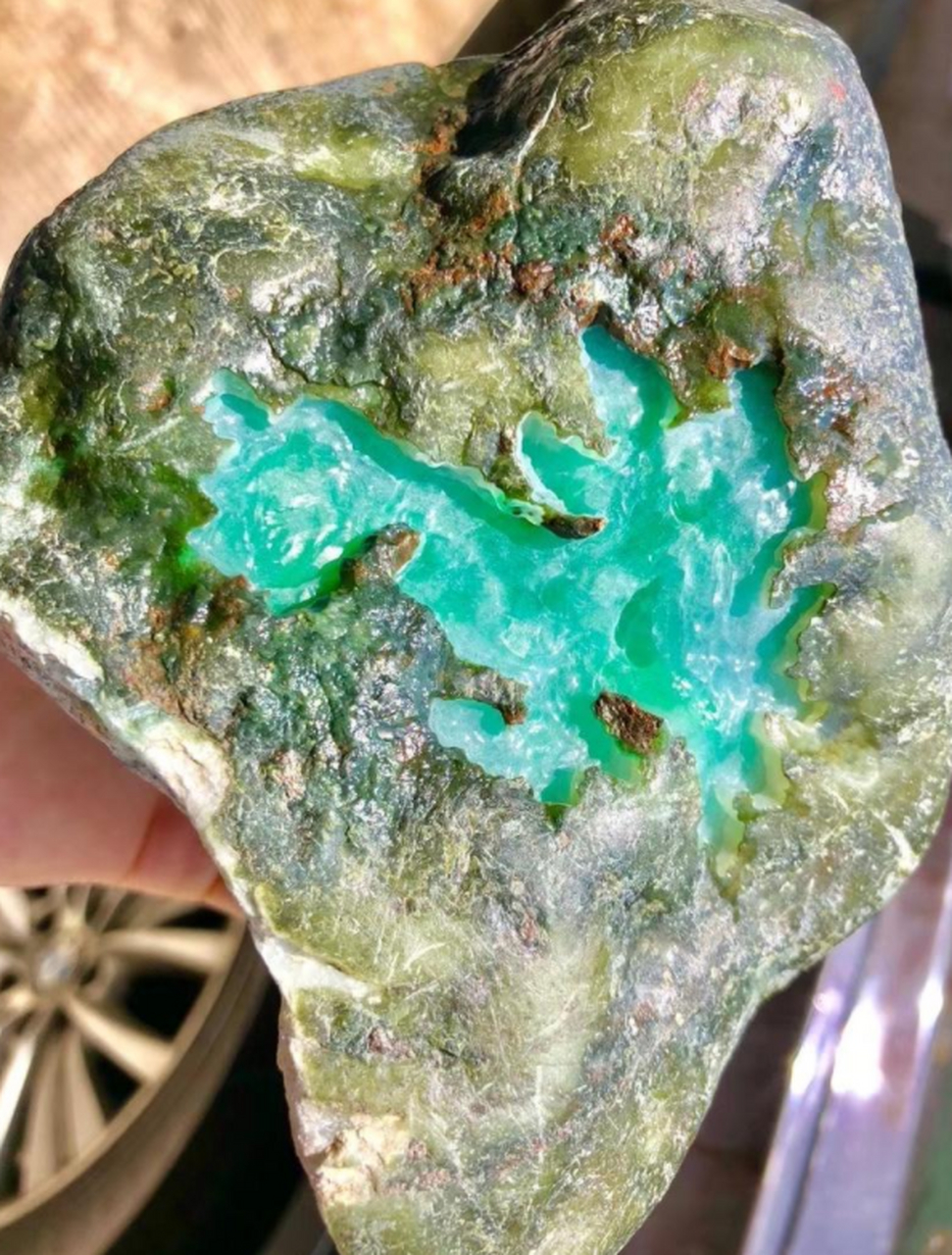 点击头像看直播# #翡翠原石# 翡翠原石又可以分为山料和籽料,所谓山