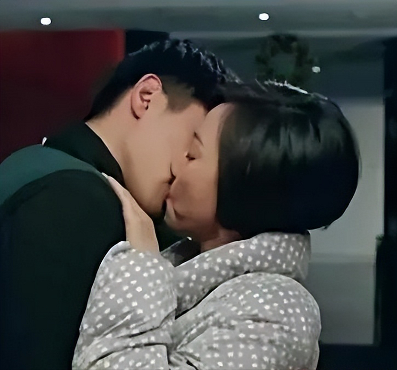 2014年闫妮和张嘉译正在片场练习吻戏技巧,突然,闫妮停下了,她低下头