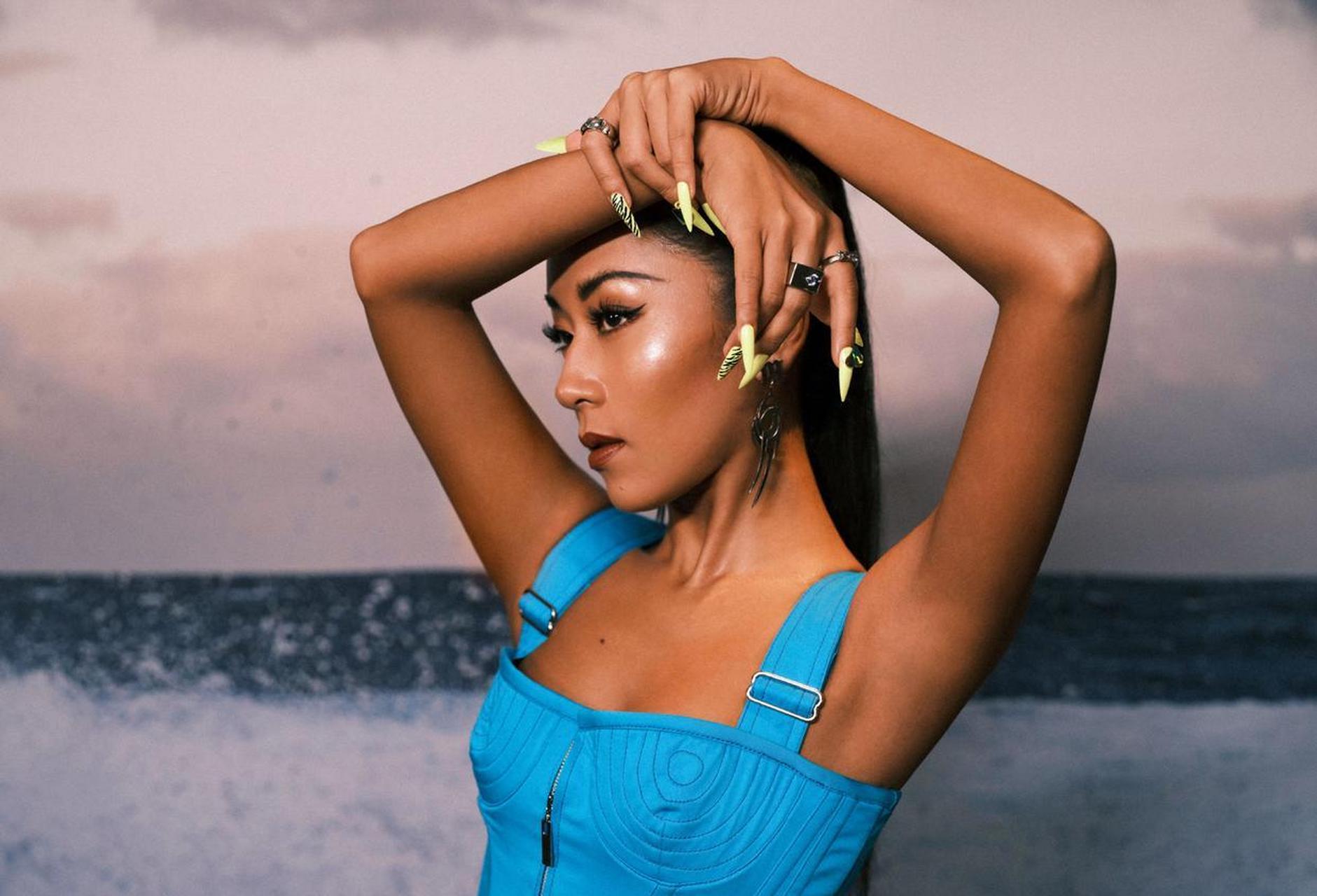 吉克隽逸一身蔚蓝,空降赛场.